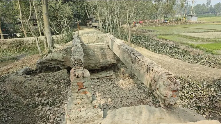 ব্রিজ ভেঙে বাড়িতে নিলেন চেয়ারম্যান